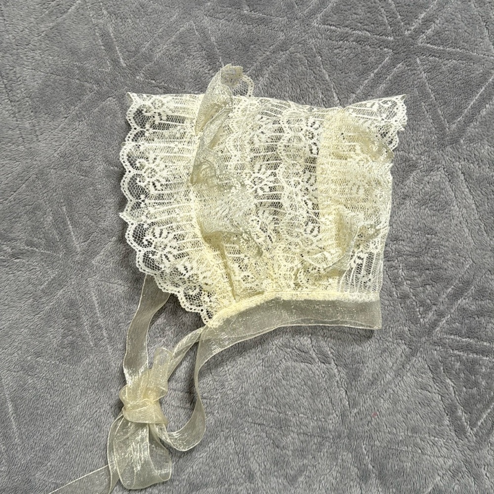 Lace ruffled bonnet - Picture 3 of 5